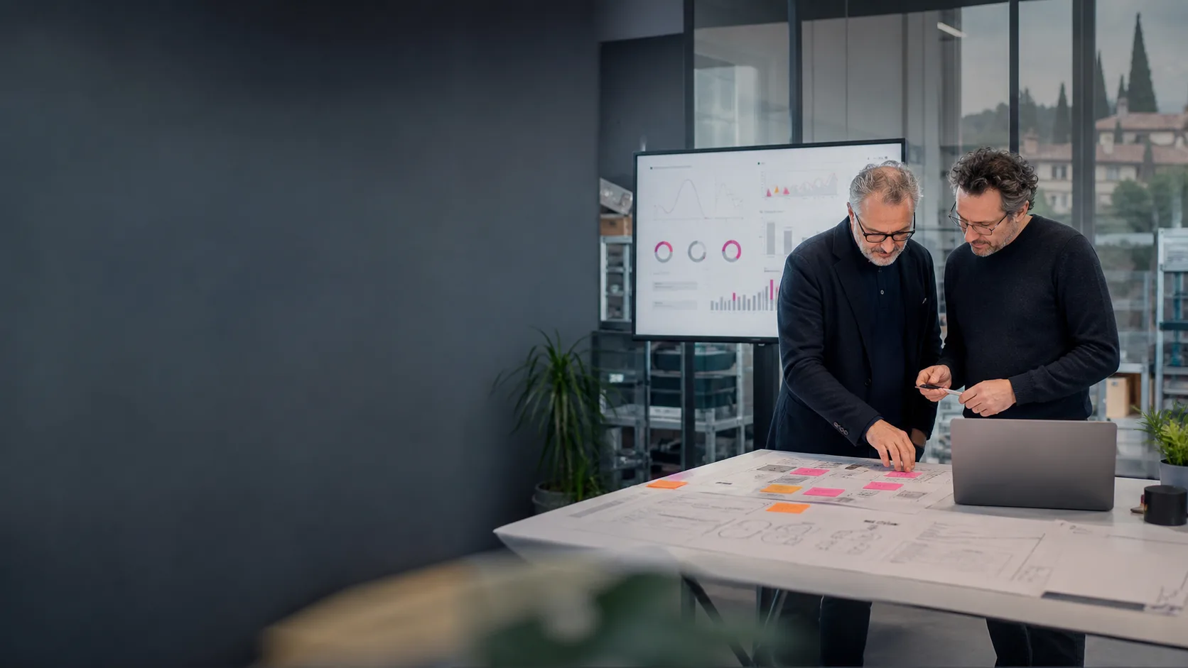 Immagine illustrativa di professionisti al lavoro su dati e sito aziendale