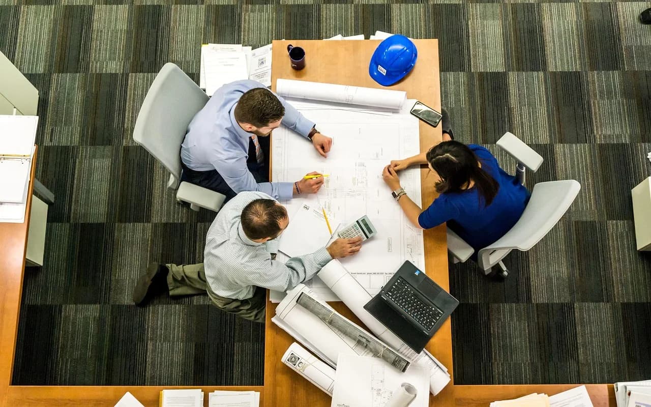 Un gruppo di lavoro analizza documenti e passaggi di un progetto