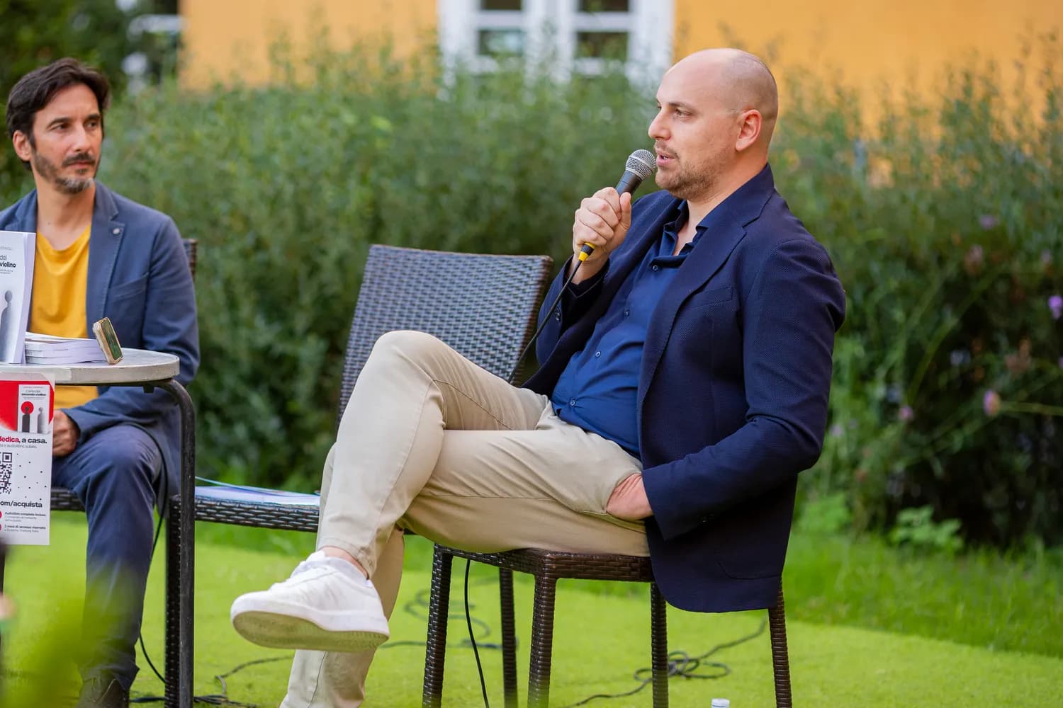 Gabriele Pecchioli parla durante la presentazione del libro al Giardino Buonamici di Prato