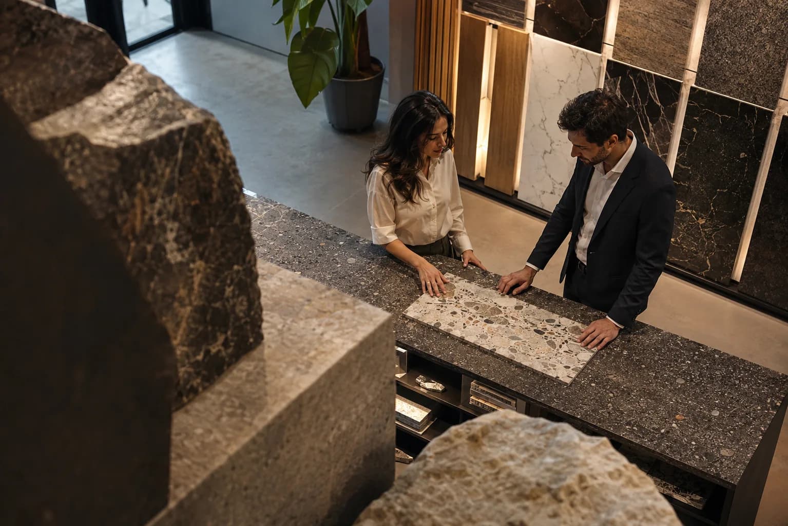 Un consulente e una cliente esaminano una proposta in uno showroom